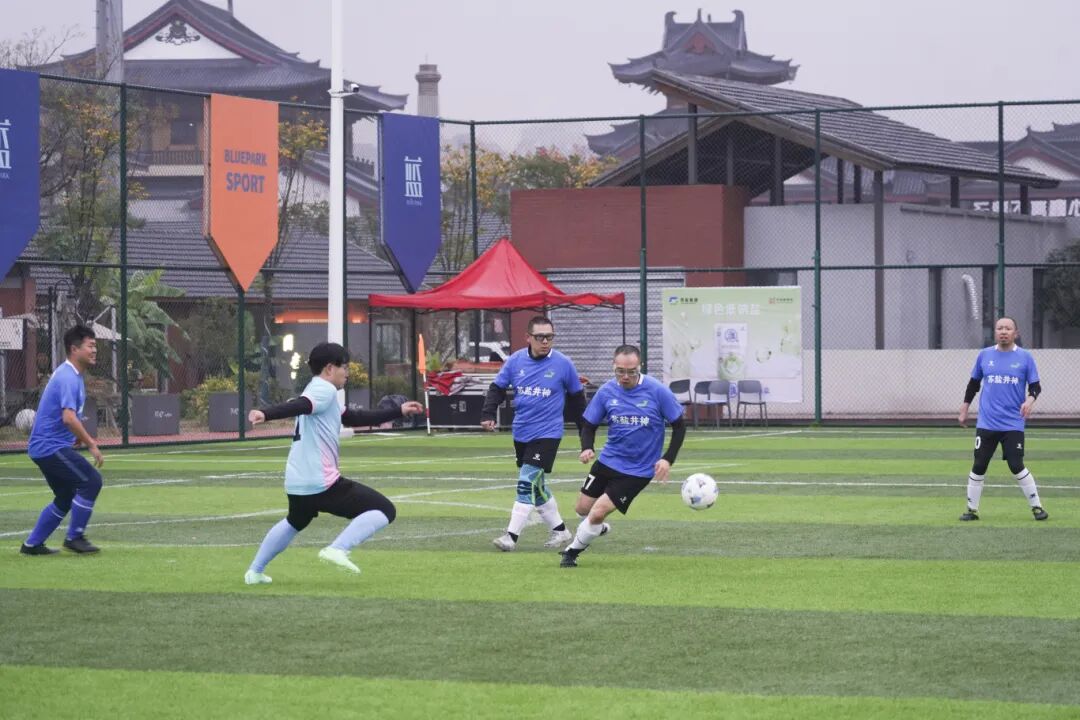 开云手机入口集团“淮盐杯”职工足球联赛激情开赛，小组赛首轮战罢